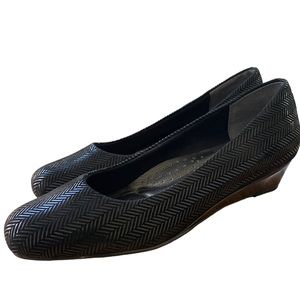 TROTTERS Women’s Lauren Herringbone-patterned Patent Leather Pump. Size: 7